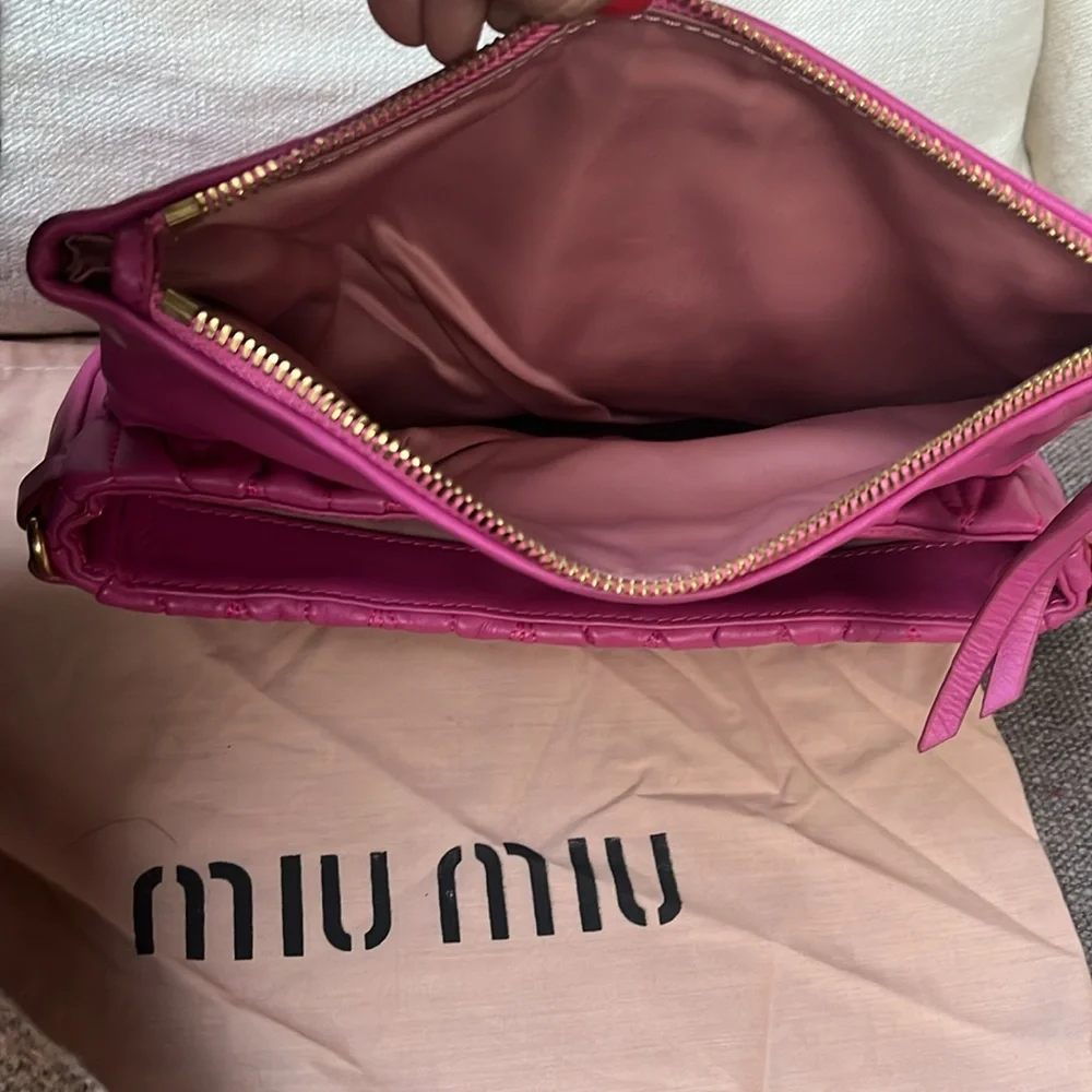 Miu Miu Pink Leather clutch bag with snap closure, zipped deep flap pocket. - Picture 6 of 14